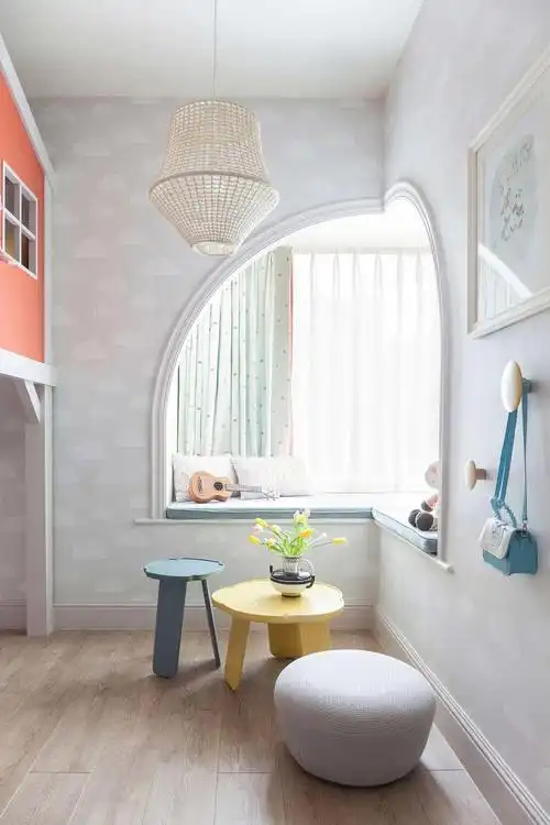 也不懂事,大人一不留神他就给自己撞了满头包,所以房间的布置还需考虑