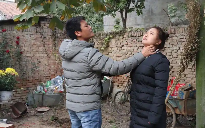 婚后妻子没带彩礼钱,丈夫逼她回家要钱,岳父的做法太精彩