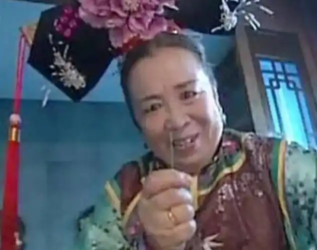 《如懿传》容嬷嬷"针扎"重现江湖,这个操作有点可爱!