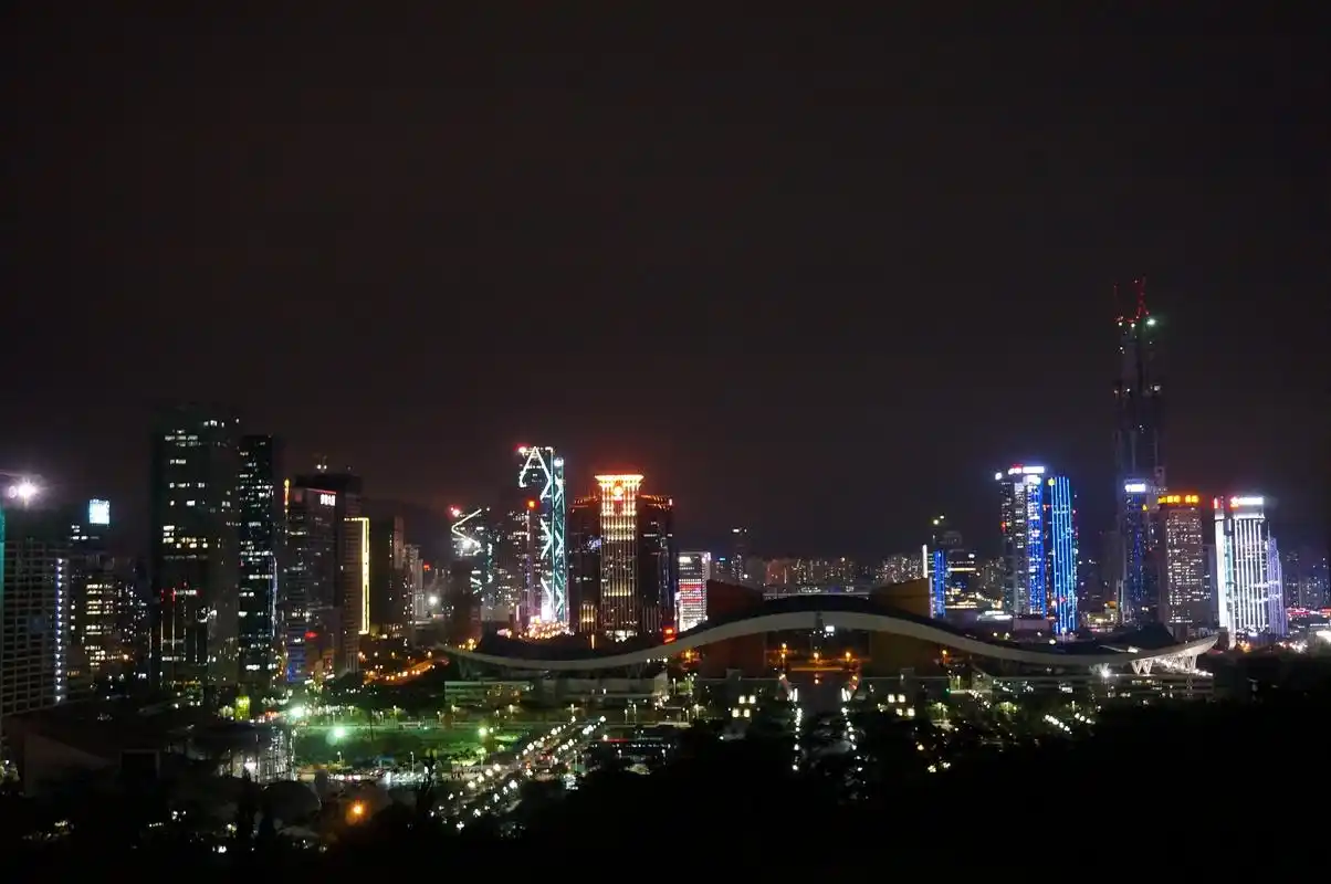 这里可以观赏深圳全景晚上的景色也十分迷人