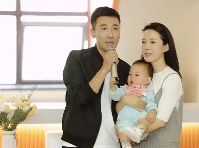 "最美嫦娥"颜丹晨为儿子庆生,小4岁老公露脸,俩人长相似兄妹_腾讯新闻