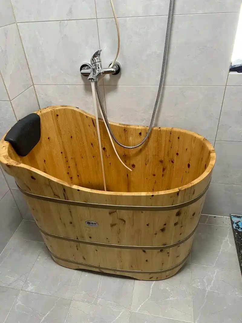 卫生间位置小安装实木浴缸泡澡木桶.贵妃2型长宽高:960*5 - 抖音