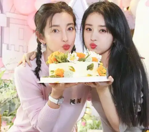 赵丽颖李冰冰同拍封面:两人虽然相差14岁,但这状态像极同龄人