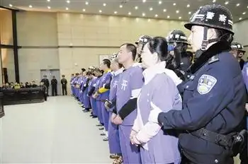 出动近百名警力,武装押解王凤静等29名被告人前往法庭进行公开宣判