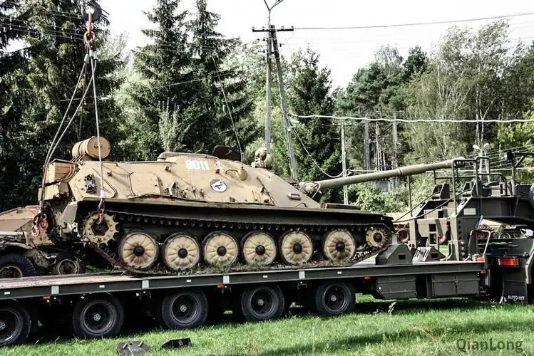 运输中的苏85自行反坦克炮退役之后就改做纪念碑了