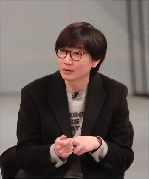 张亚东的音乐才华令人惊叹,他迅速掌握了吉他技巧并在街头表演中赢得