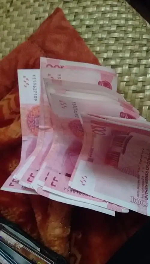 再发一次兄弟们求一张手里1000块钱左右的现金图片在家里拍的别太假