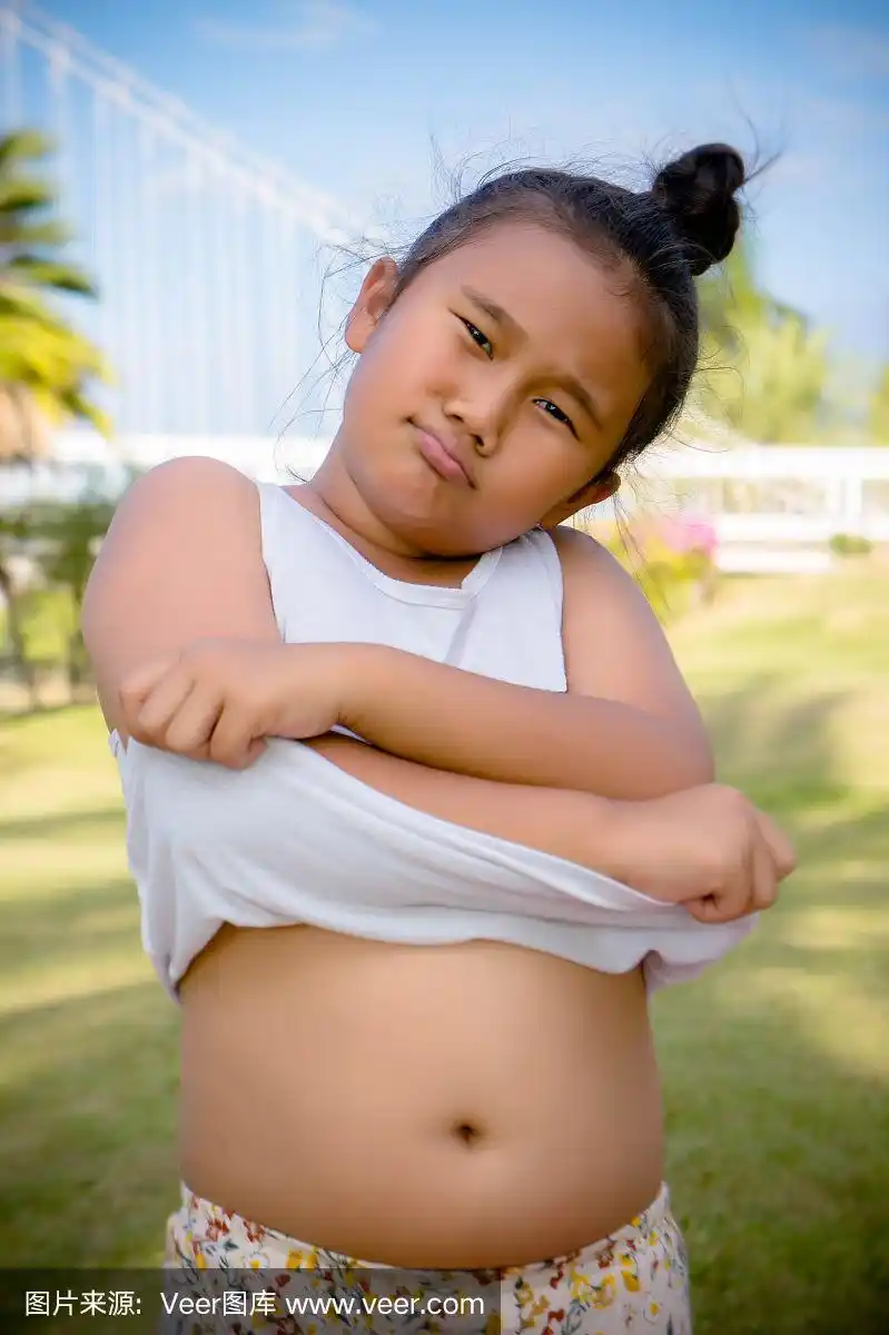 小女孩胖乎乎的,肚子又大,小女孩喜欢吃