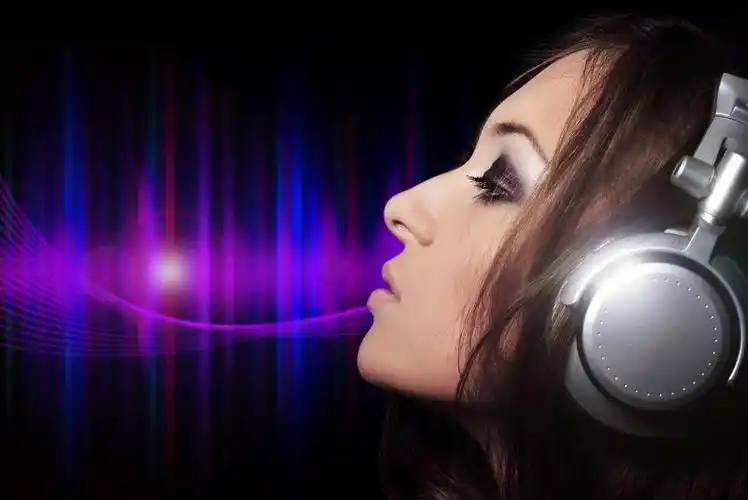 图片 创意cg 夜晚灯火通明的街头戴着耳机听音乐的人系列 一 美女音乐