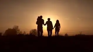 夕阳背景下幸福一家人背影视频模板下载