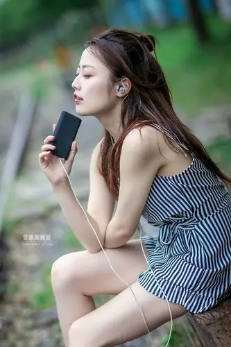 【喜欢听音乐的女孩】-by警卫员