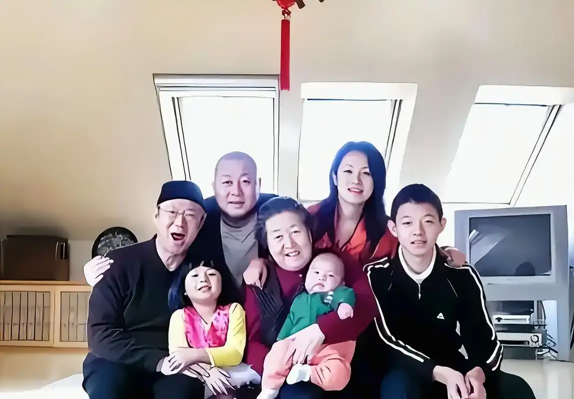 照片中火风的大儿子霍尊已经是个帅小伙了!