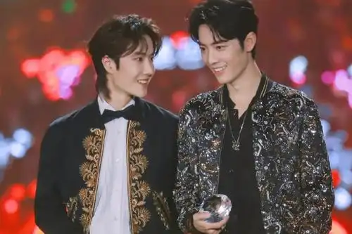 赵丽颖找王一博讲话,肖战举动流畅自然主动让位,却吓到了当事人