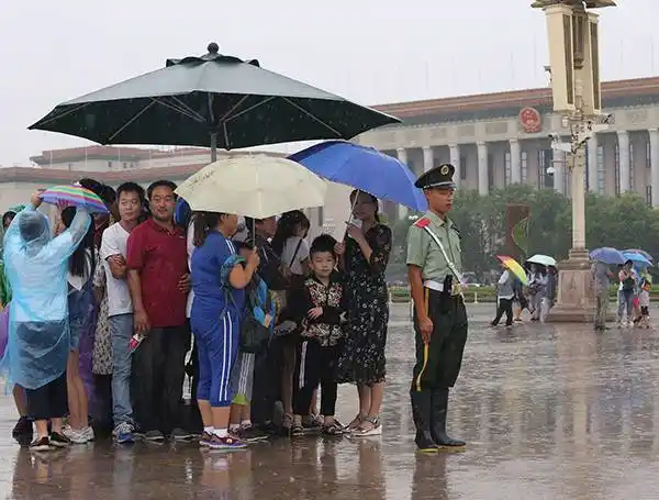 正能量天安门广场执勤武警哥火了这张照片刷爆朋友圈