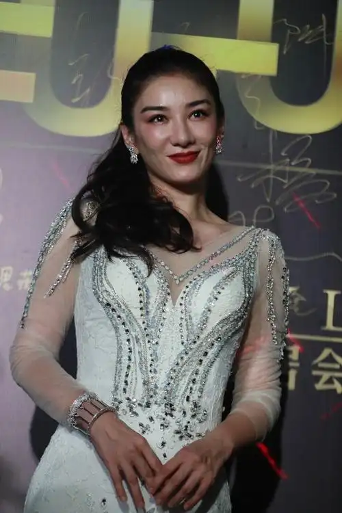 聂远前女友黄奕穿紧身裙曲线不明显无修图片美感全无