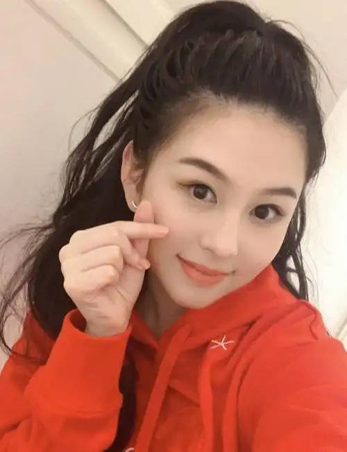 邱淑贞女儿沈月晒近照,苹果头配红色卫衣少女感足,不愧富家千金