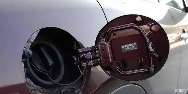 为什么油箱位置有的在左,有的在右?_东方汽车