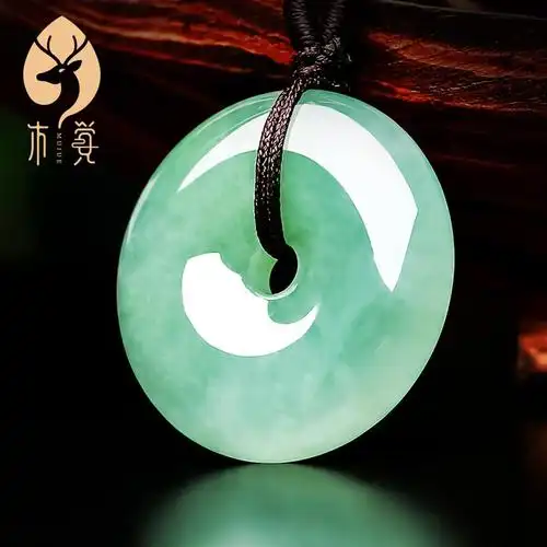 女孩子想要挑个玉石吊坠,什么样款式的寓意比较好?