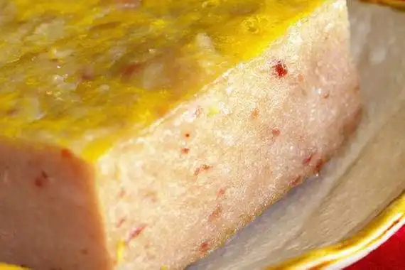 肉糕是湖北东部地区的一种由红薯淀粉,鱼肉末,猪肉末混合后蒸制而成的