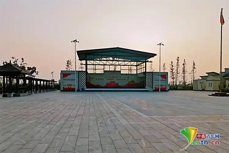 贾寨镇杨八集村乡村大舞台.张香丽 摄