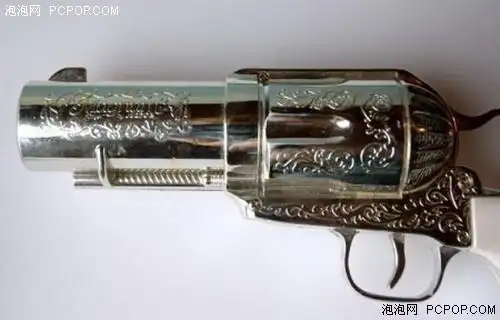 顶部的保险栓用来设定风档,扳机则是使用开关.