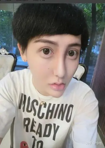 不,大双眼皮,高鼻子,花瓣唇,小尖脸,这些都是女生网红脸的标准. 真正