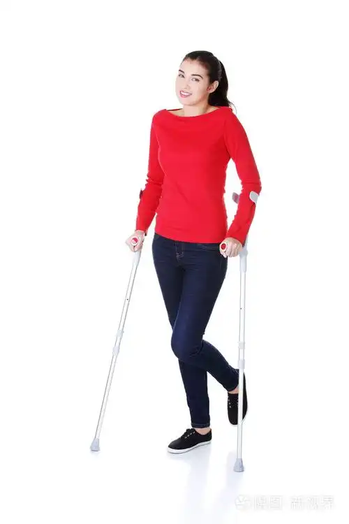 拄着拐杖的女人