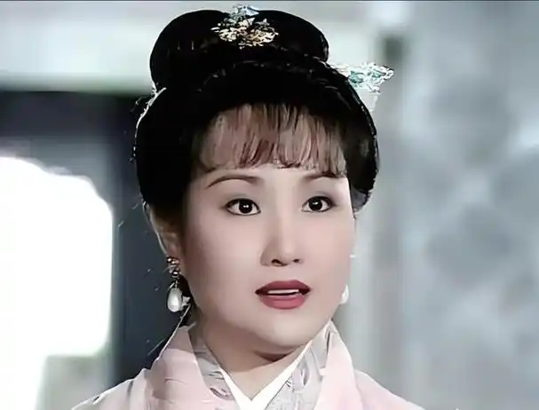 单看尹宝莲的五官,或许她不是最精致,最漂亮的那一个.