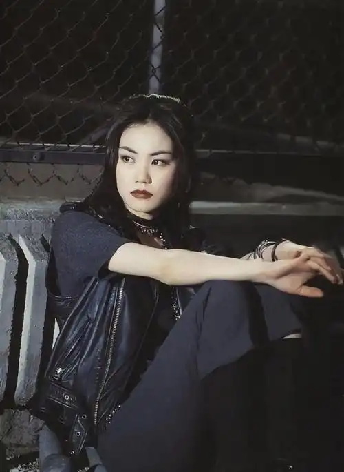 1969年王菲出生于北京,是一个地地道道的北京大妞,她出生的这一年,是