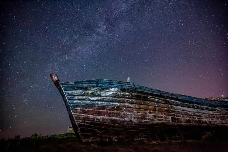 荣成海岸渔船上的银河星空