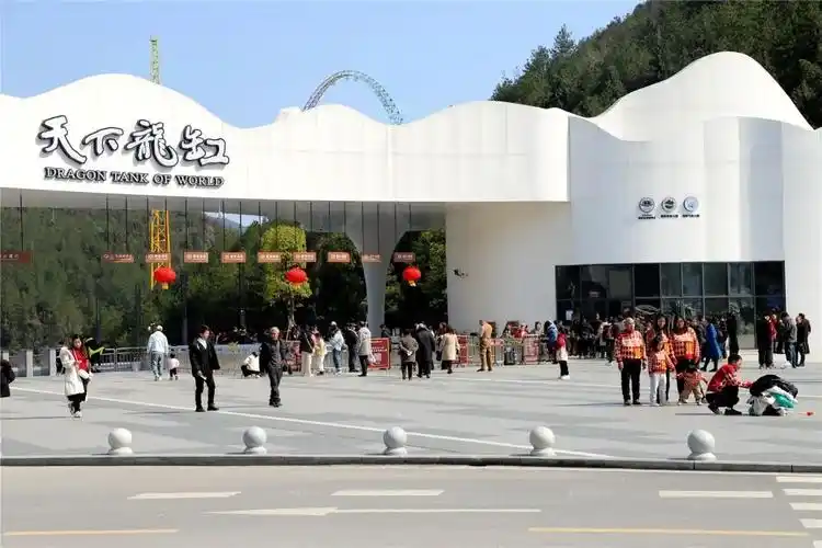 上万游客打卡云阳龙缸景区