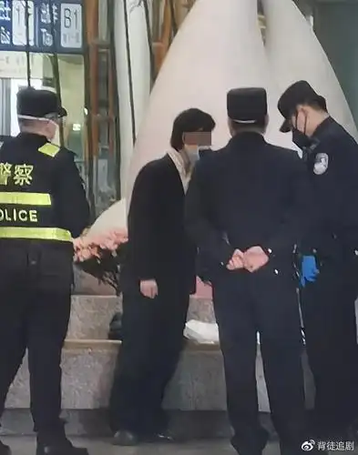 男子拉欧阳娜娜头发被警察带走 疑对其说:能亲你一下吗?
