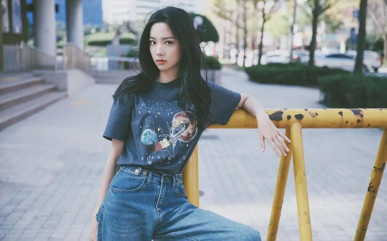 电脑壁纸 明星 大陆明星 刺猬女孩庄达菲帅气街拍写真