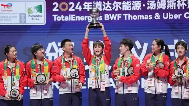 国羽女队捧杯瞬间##国羽女队登上冠军领奖台##中国羽毛球队领奖时人