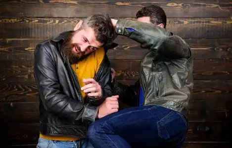 进攻和防御.好斗的流氓与强大的欺负人战斗.街头打斗的概念.