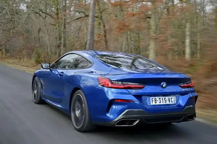 绅士赛车手音速蓝涂装宝马m850ixdrivecoupe