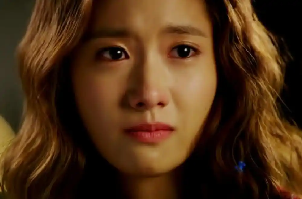 林允儿眼里的泪水,网友:越是憋着不哭就越伤心越想哭