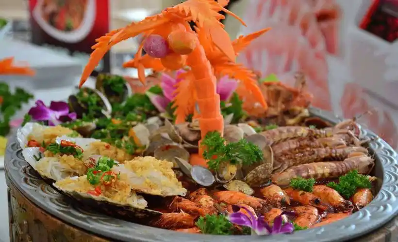 海鲜餐厅免费吃海鲜大餐,刚开业顾客如云,迅速收回开店成本60万_进行