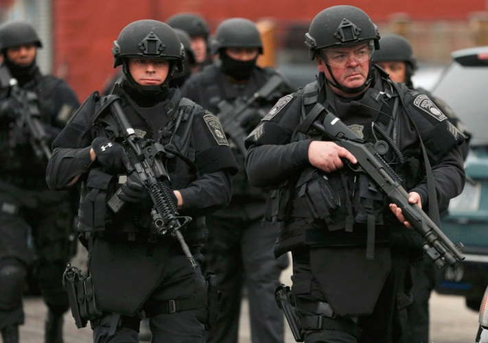 【多图】实拍美国全城抓捕恐怖分子现场,战斗直升机都出动了,堪比大片