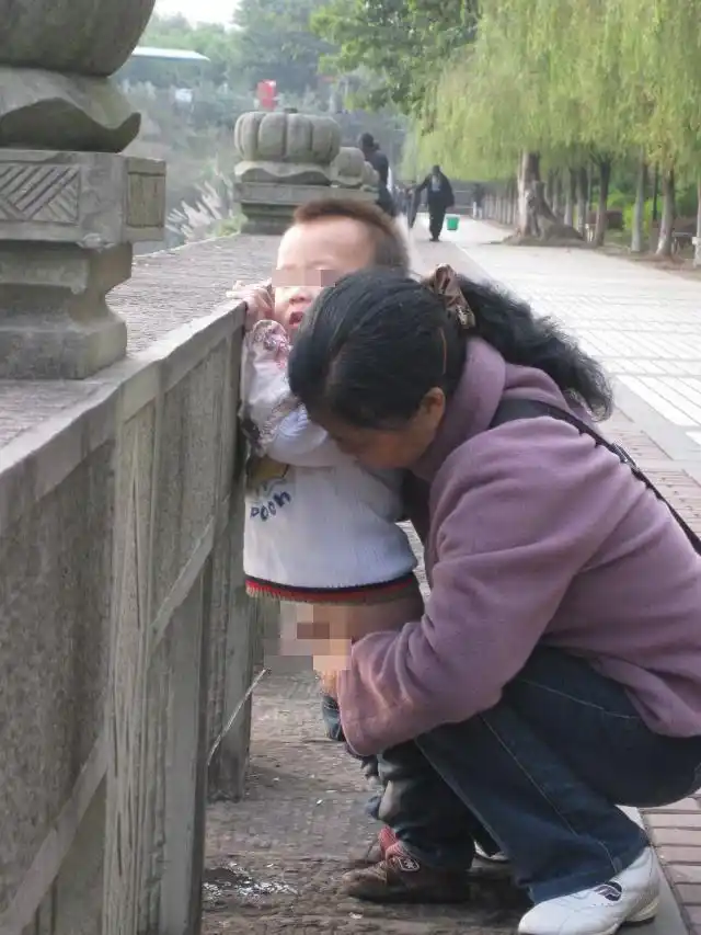 父母带孩子做"不雅"动作,路人上前劝阻!宝妈:孩子小,没事!