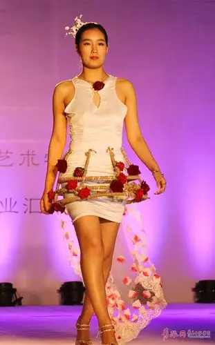 高清高校毕业生上演t台秀华服美女夺人眼球