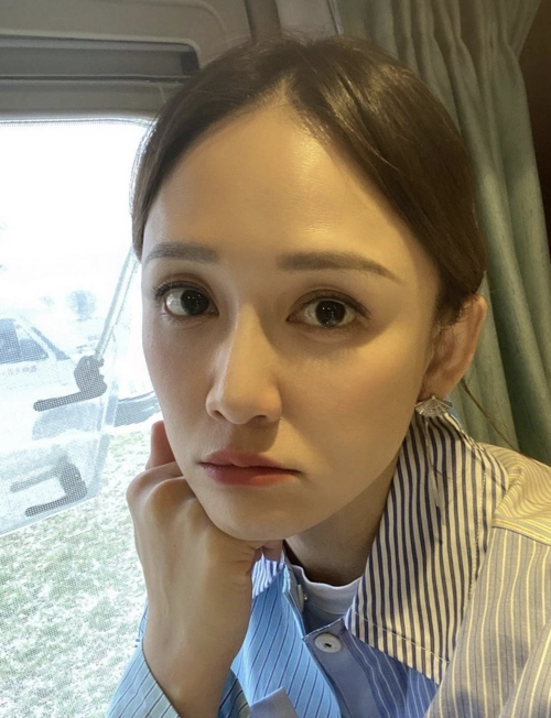 陈乔恩晒自拍眼睛圆瞪表情严肃 复古滤镜加持氛围感足