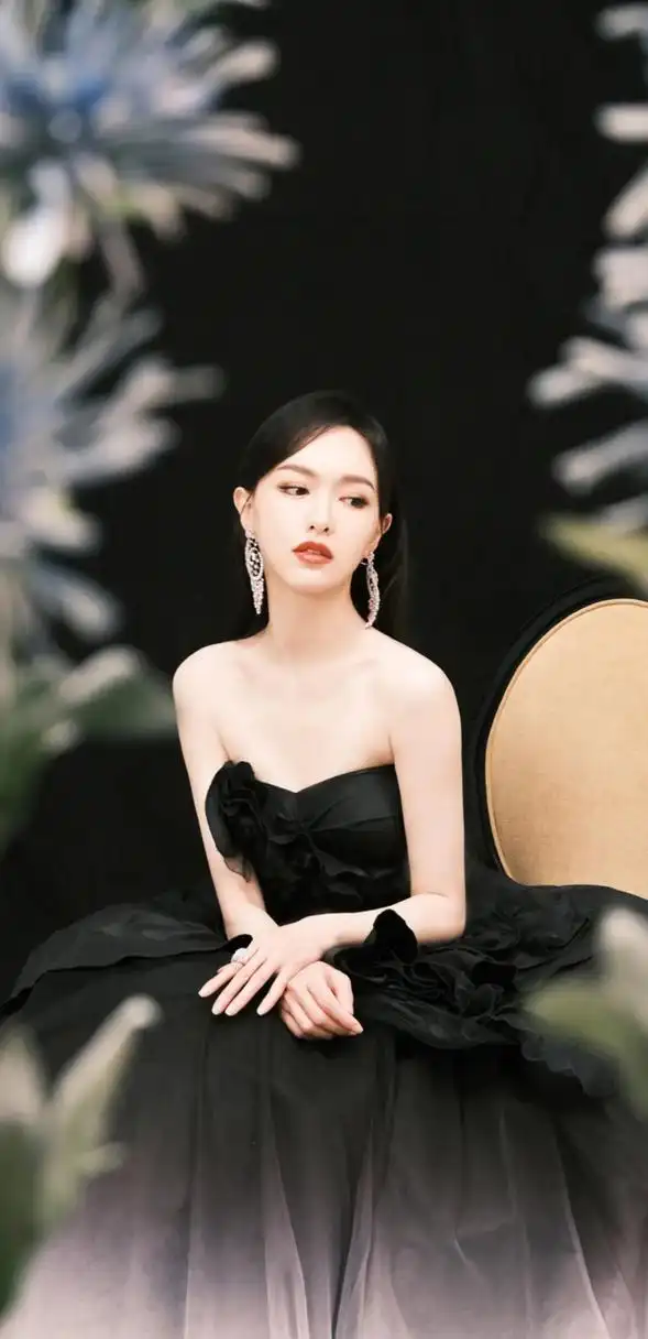 明星写真集:唐嫣～黑色礼服显身材