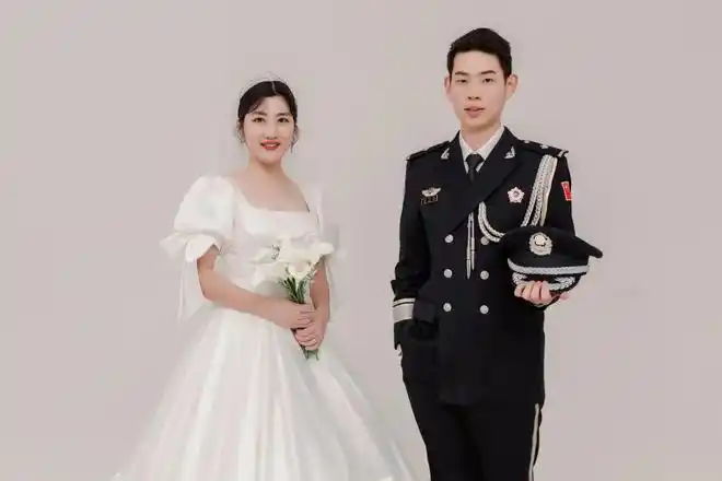 去年我们拍摄了婚纱照,眨眼间已过去一年,自从结婚后,我在单位的日子