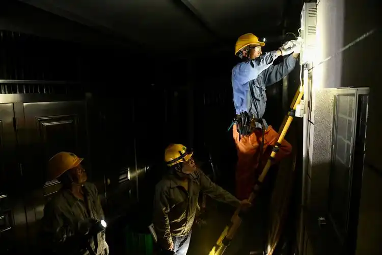 国网余姚市供电公司电力抢修班把清凉送到千家万户