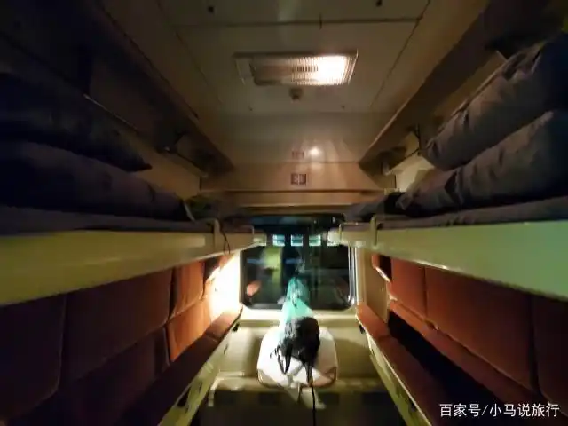 我选择的是本次列车的软卧车厢,一节车厢住四个人,上下两个铺位.