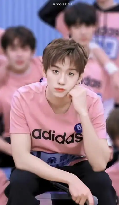 余景天粉粉嫩嫩好可爱不愧是人间小甜豆