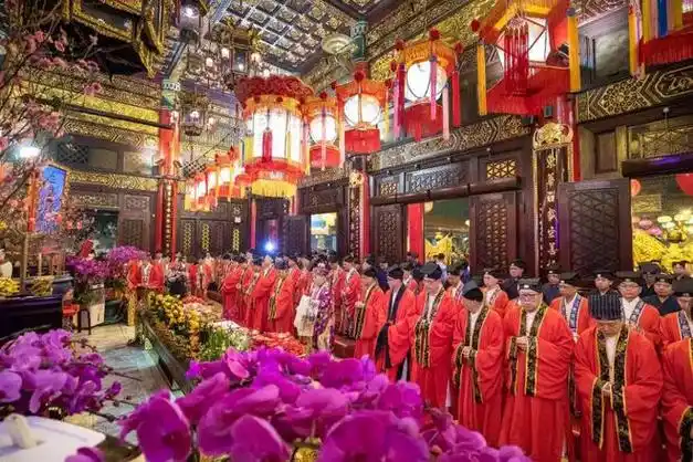 香港黄大仙祠大年三十为何千百人争相头香探寻中国人心中的吉祥象征