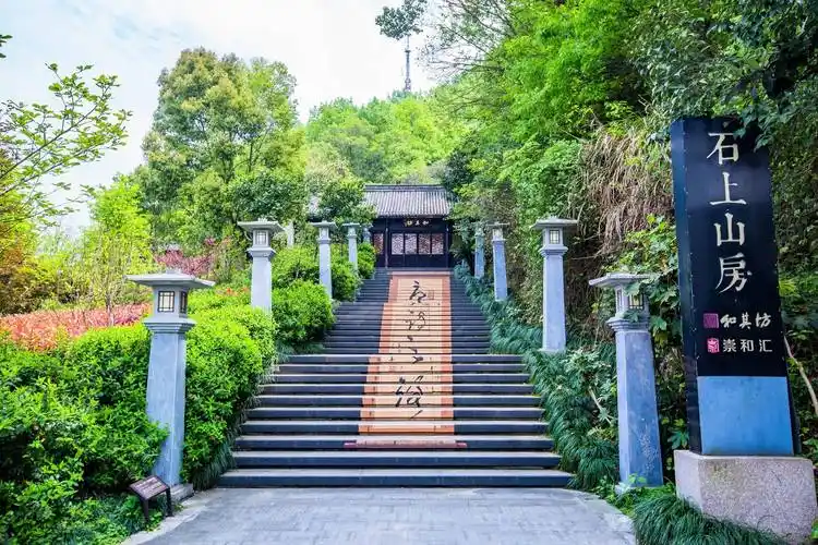 顾况的巾山位于临海市东南部,山的得名也有一段传说.