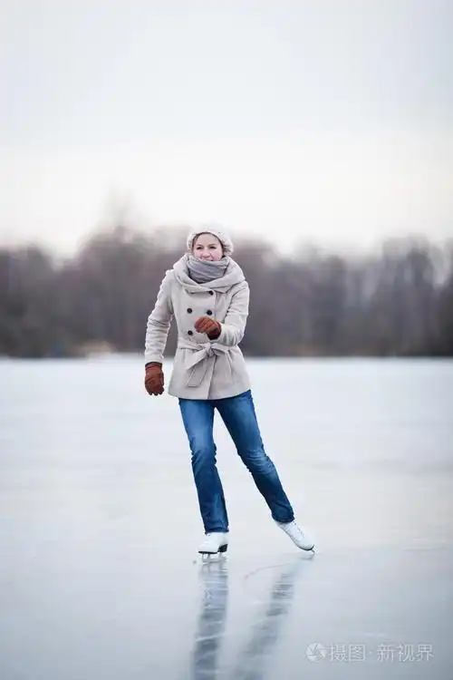 在一个池塘上户外滑冰的年轻女子冰